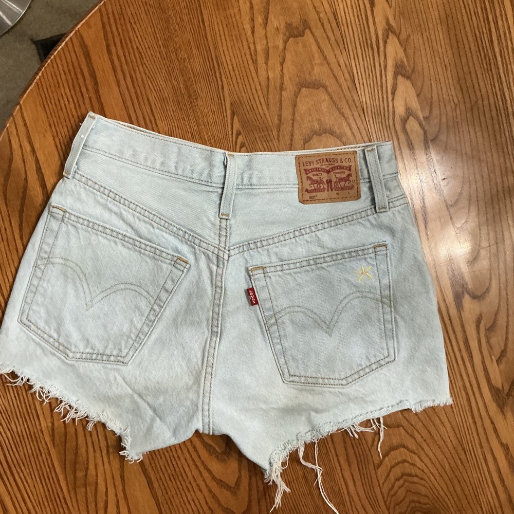 Levi’s Denim Women Shorts - Picture 2 of 4
